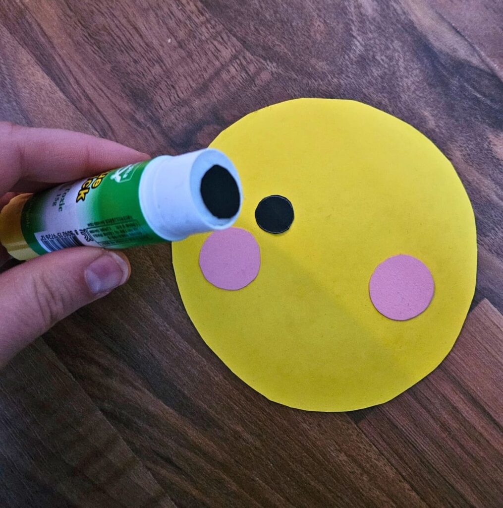 Cute Paper Craft - Gluing eyes and cheeks onto the face